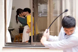 Cô thư ký hết hồn khi thấy củ khoai to của sếp