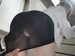 Em đừng nói gì nhé tý cô cho bắn tinh vào lồn